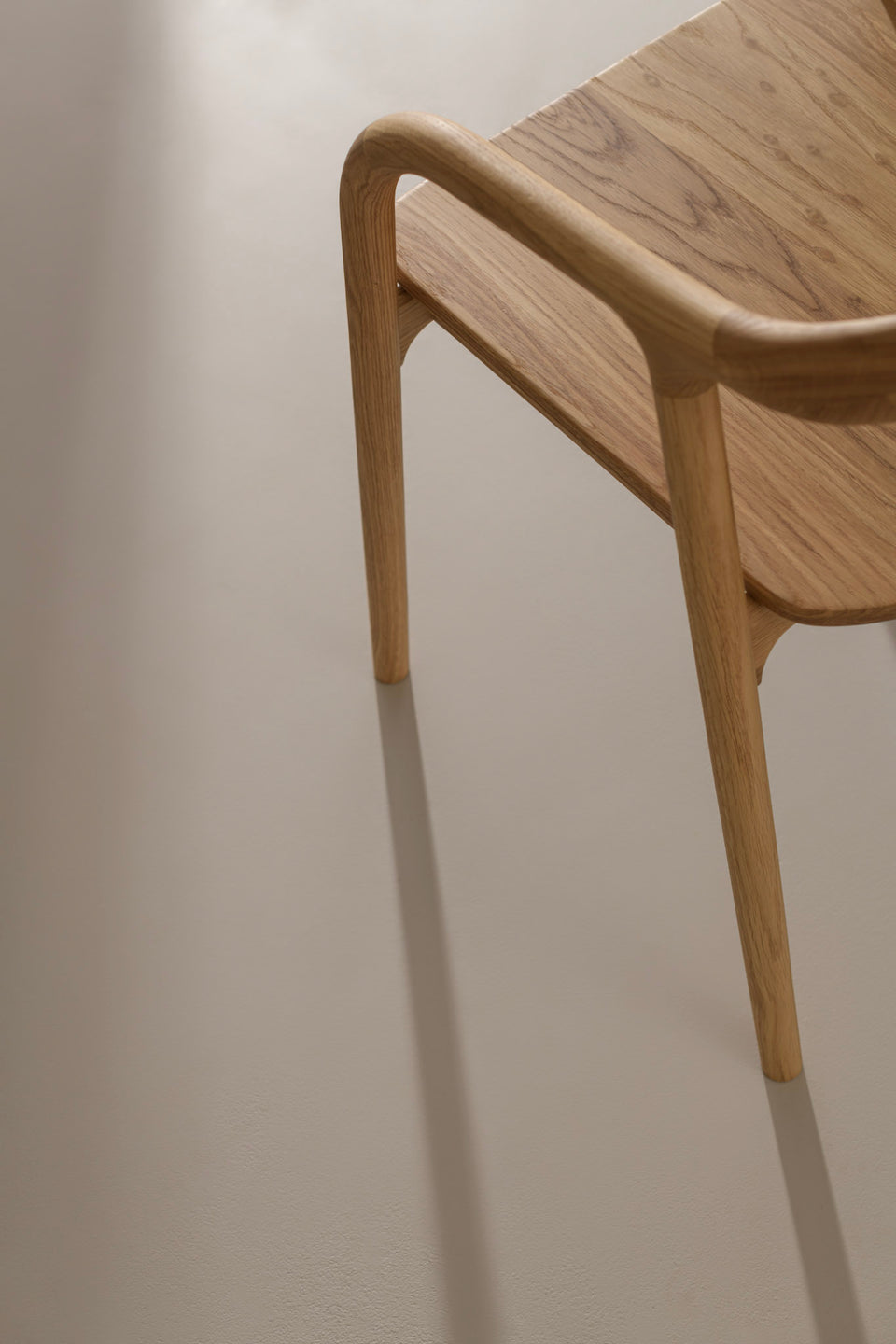 Vloeiende armleuningen gevormd in massief eiken, walnoot of gerookte essen.