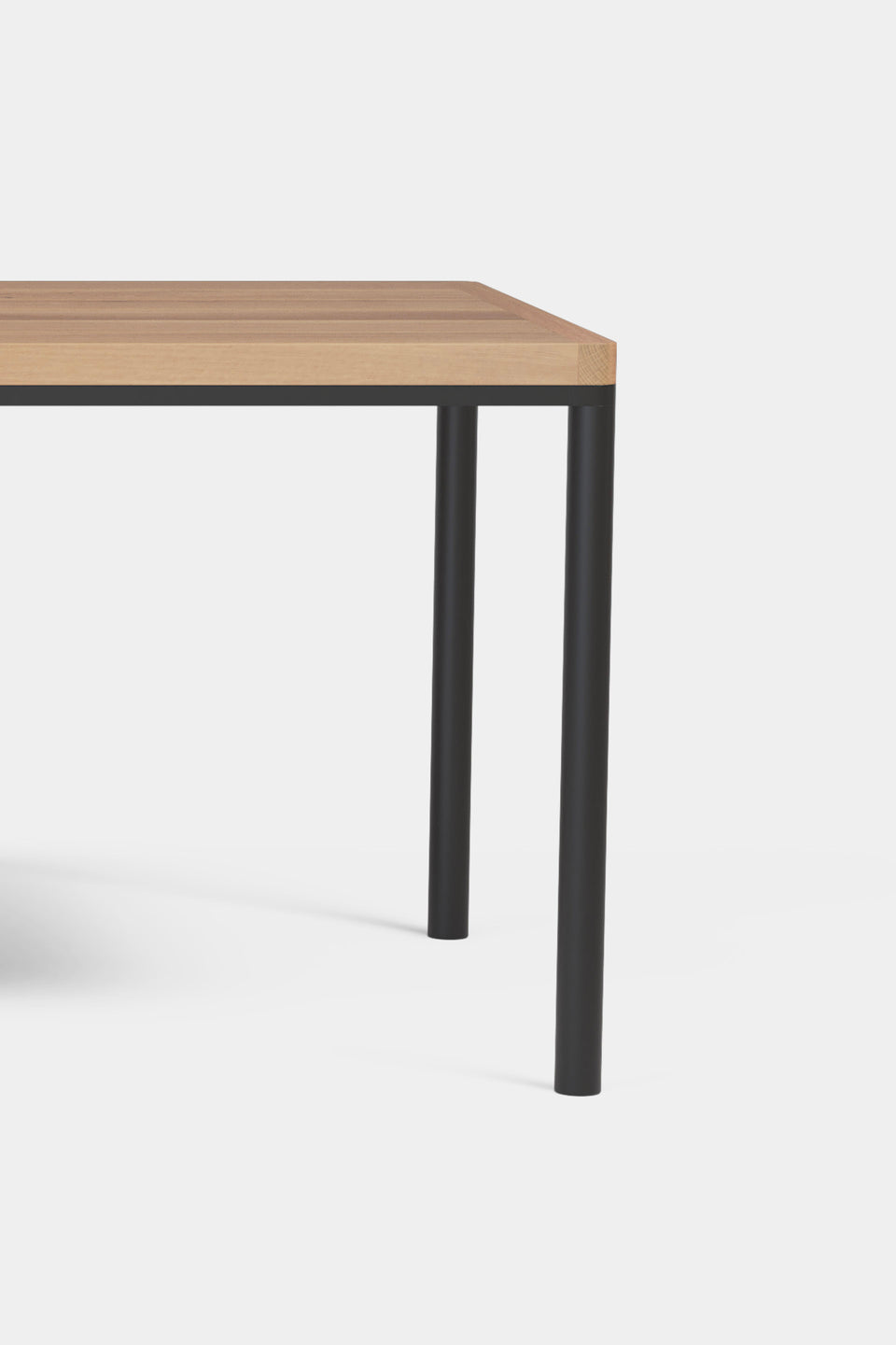 Stalen poten gecombineerd met massief hout voor een strak en verfijnd uiterlijk.