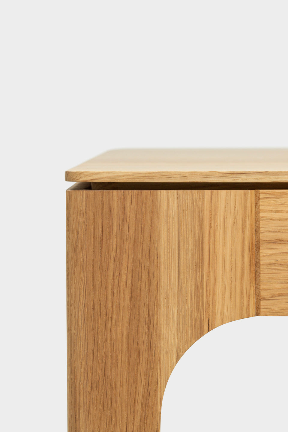 Tafelblad met zwevend effect, inclusief schaduwvoeg en gebogen poten.