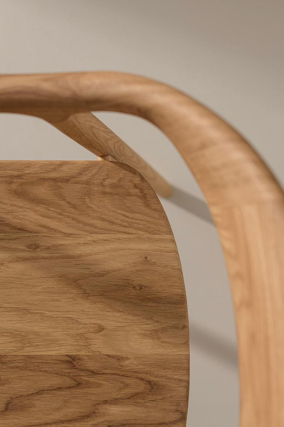 Zitting in hout of gestoffeerd in Italiaans linnen of leer.