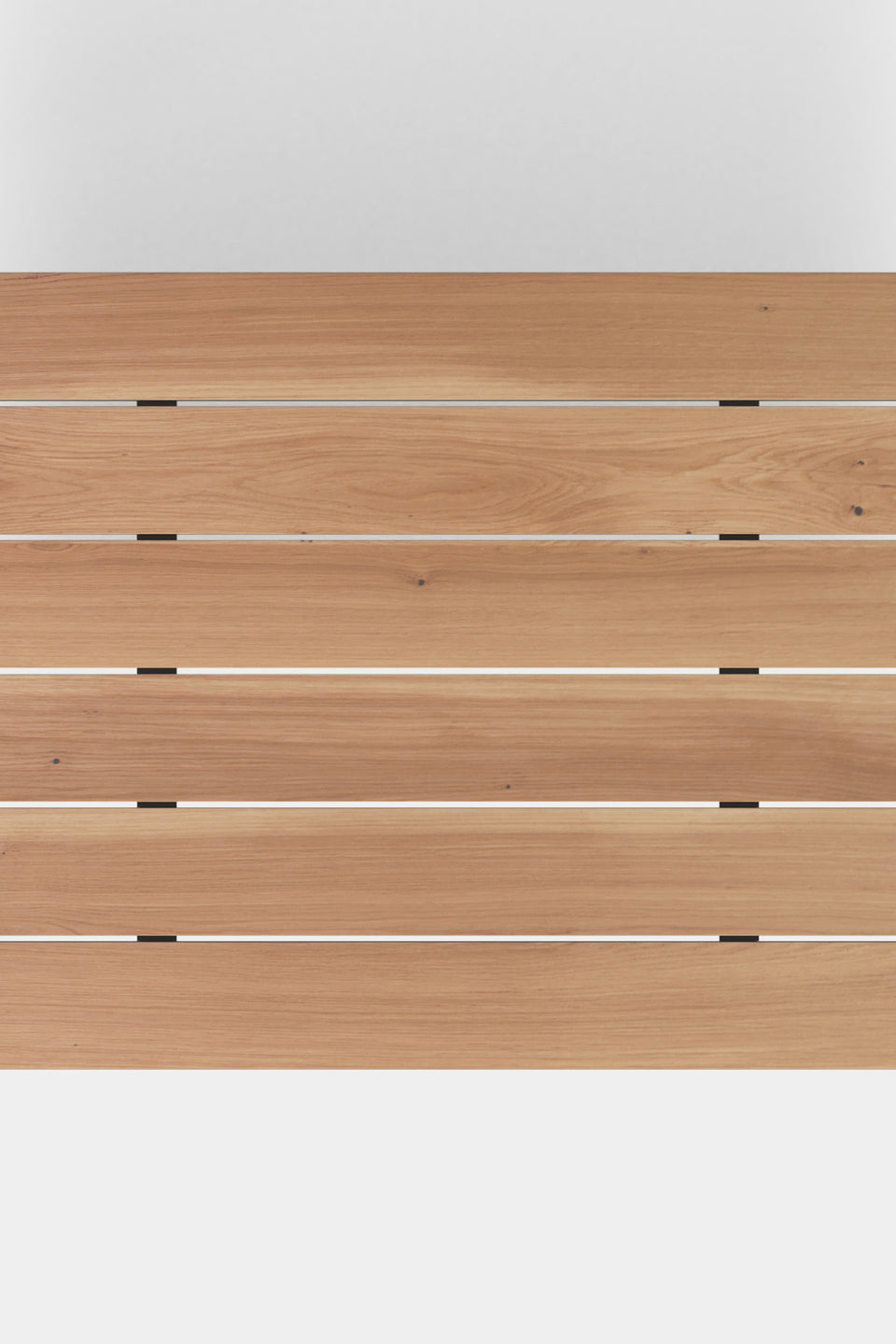 Geschikt voor buiten: subtiele openingen tussen de planken voor luchtcirculatie en waterafvoer.