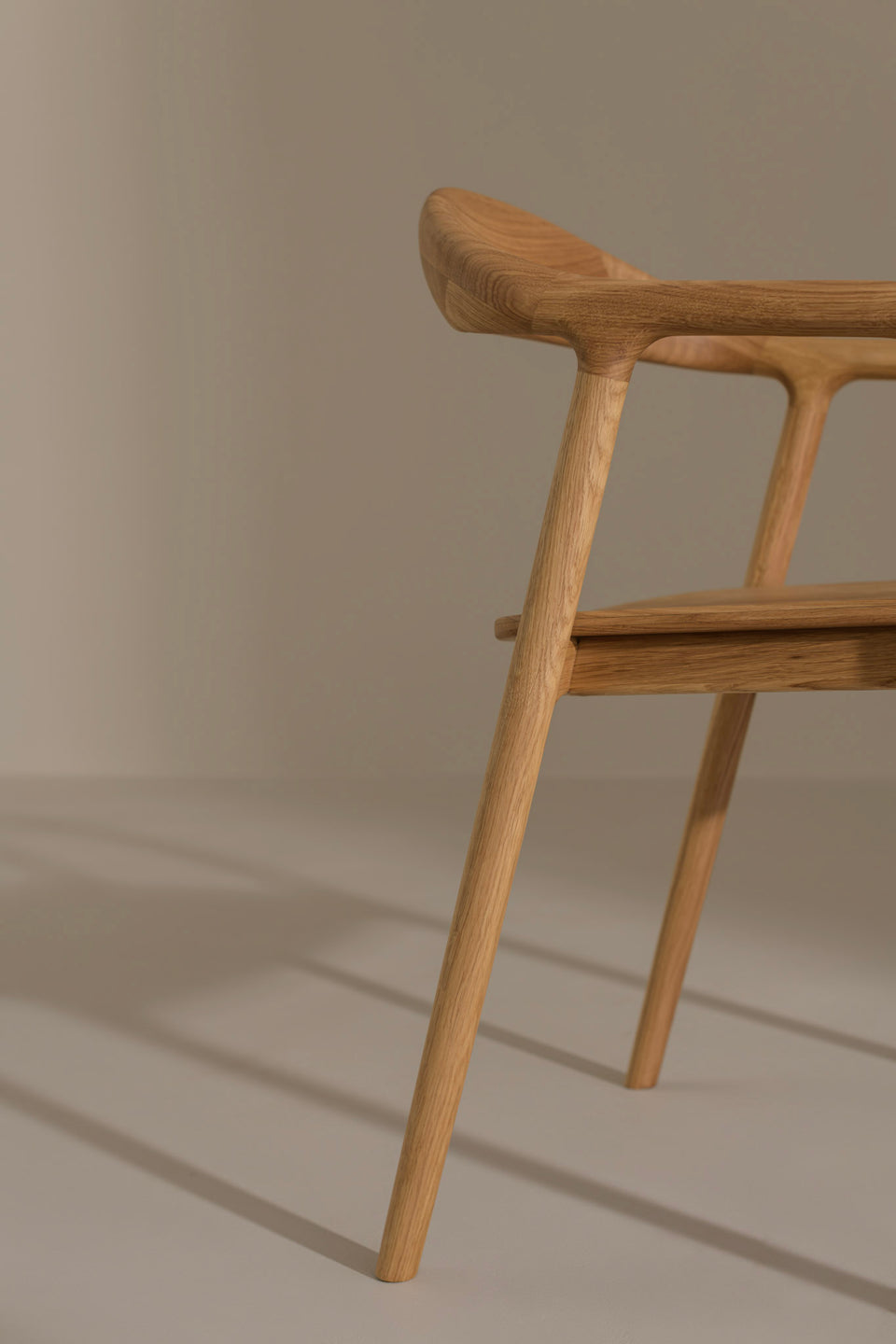 Taps toelopende poten versterken de elegante, maar stevige vorm.