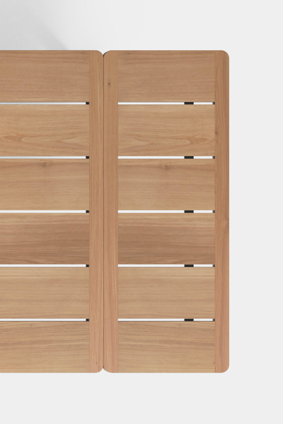 Uitschuifbare verlengstukken met visueel contrast bij grotere tafels.