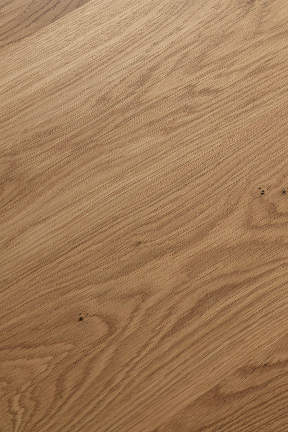  Fabriquée sur commande en bois massif avec finition naturelle à l’huile-cire appliquée à la main.