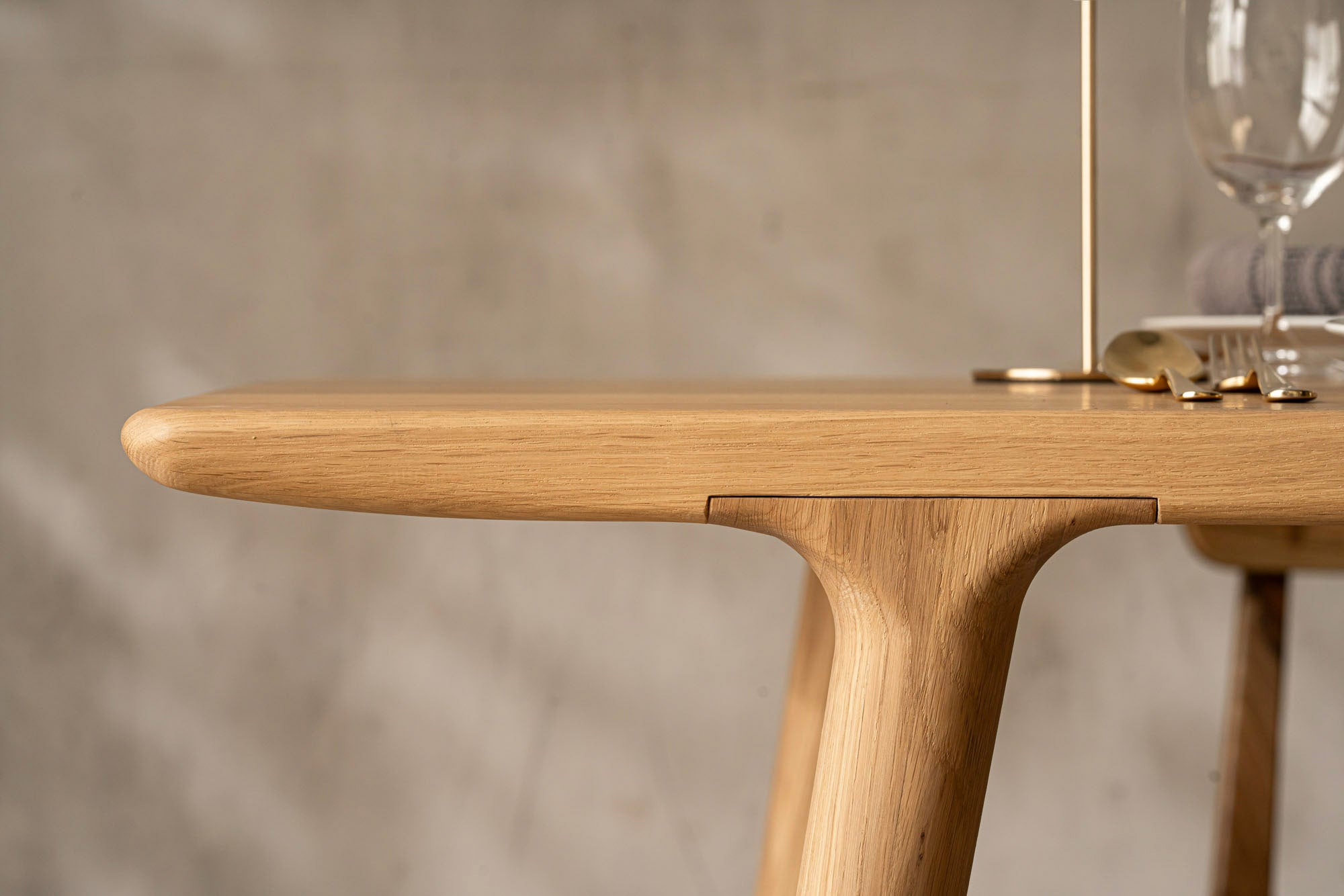 BRUNO | Eettafel van Notenhout