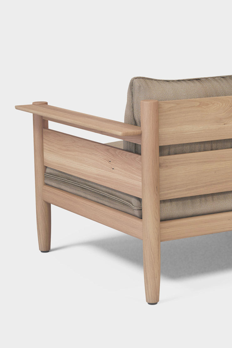 Für den Außenbereich geeigneter Massivholzrahmen, UV-geschützt.