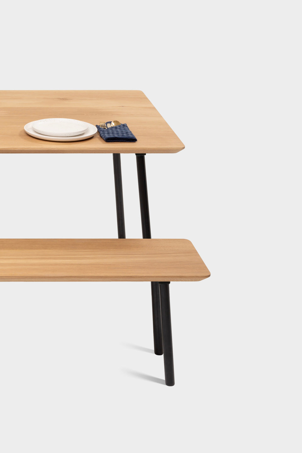 Bauhaus trifft auf skandinavisches Design für einen minimalistischen und zeitlosen Look.