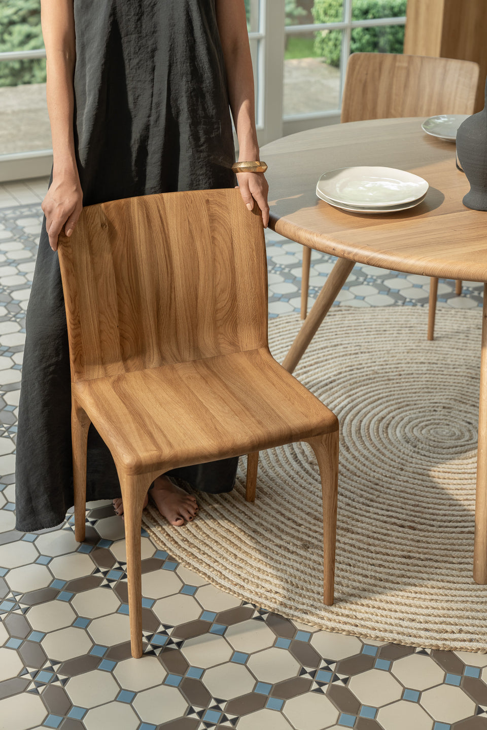 Taps toelopende poten van massief hout, versterkt met staal.