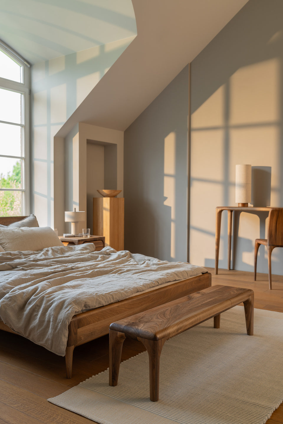 Subtractieve ontwerpstijl met zachte randen en afgeronde hoeken.