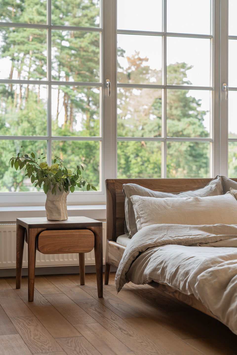 Gebogen lade-element dat onder het tafelblad zweeft.