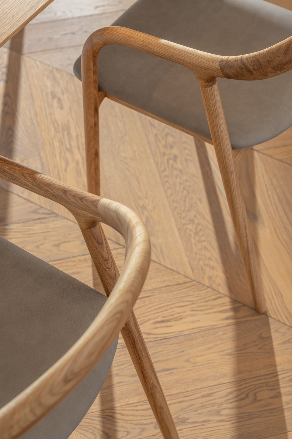 Bekleed zitvlak in Italiaans linnen of leer voor langdurig comfort.