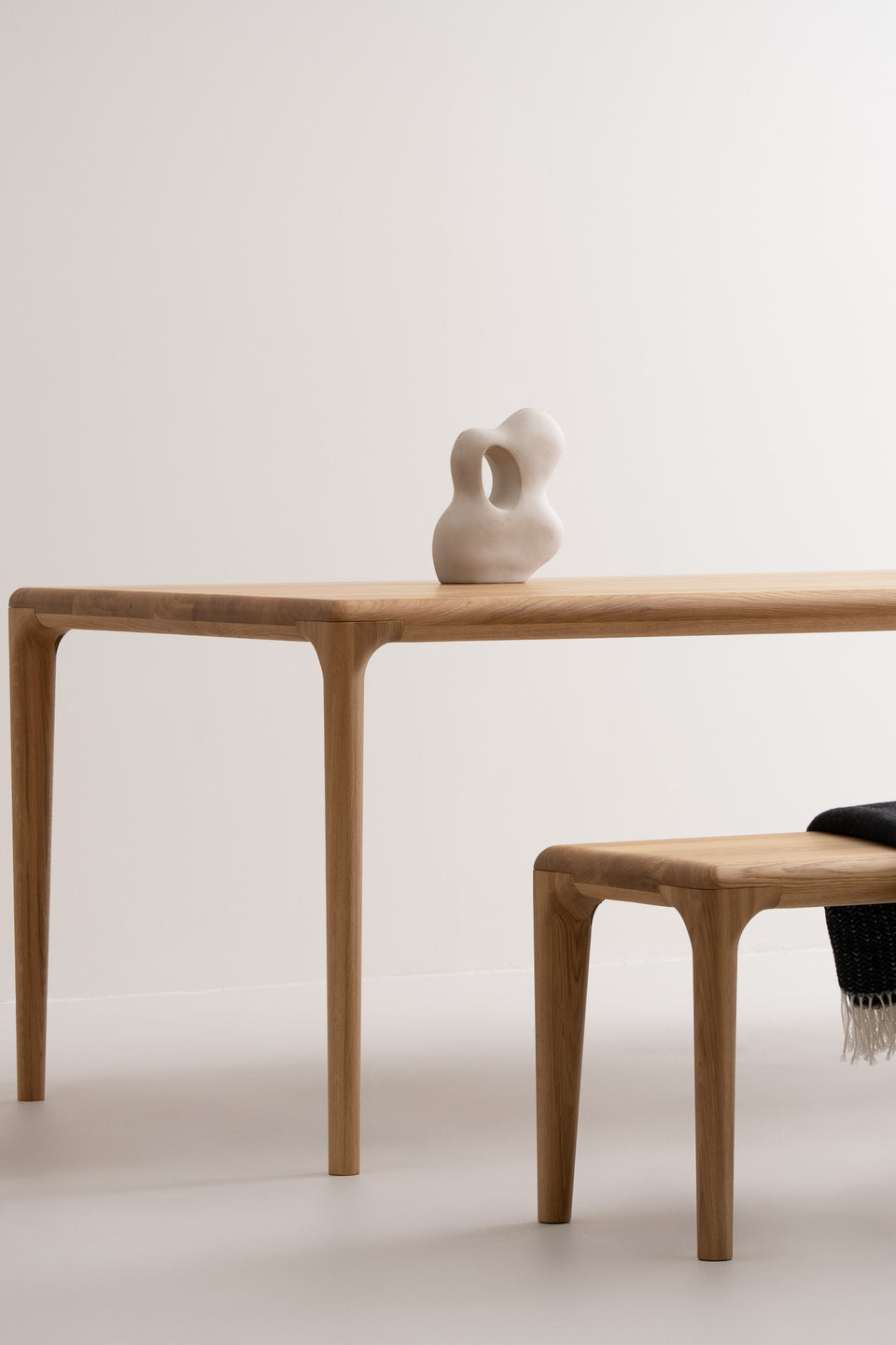 Versterkt tafelblad voor stevigheid en stabiliteit in dagelijks gebruik.