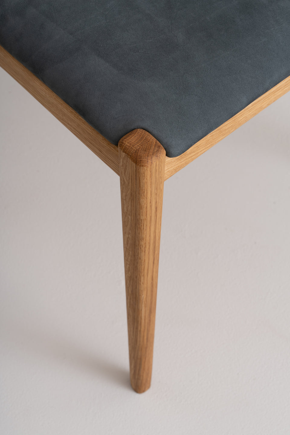 Verkrijgbaar in diverse materialen en bekledingen op aanvraag.