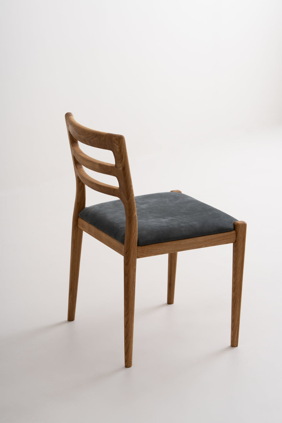 Afgeronde, taps toelopende poten in een ovaal-vierkant profiel voor een onderscheidend karakter.