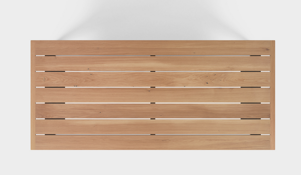 Ruimtes tussen de planken voor luchtcirculatie en waterafvoer.