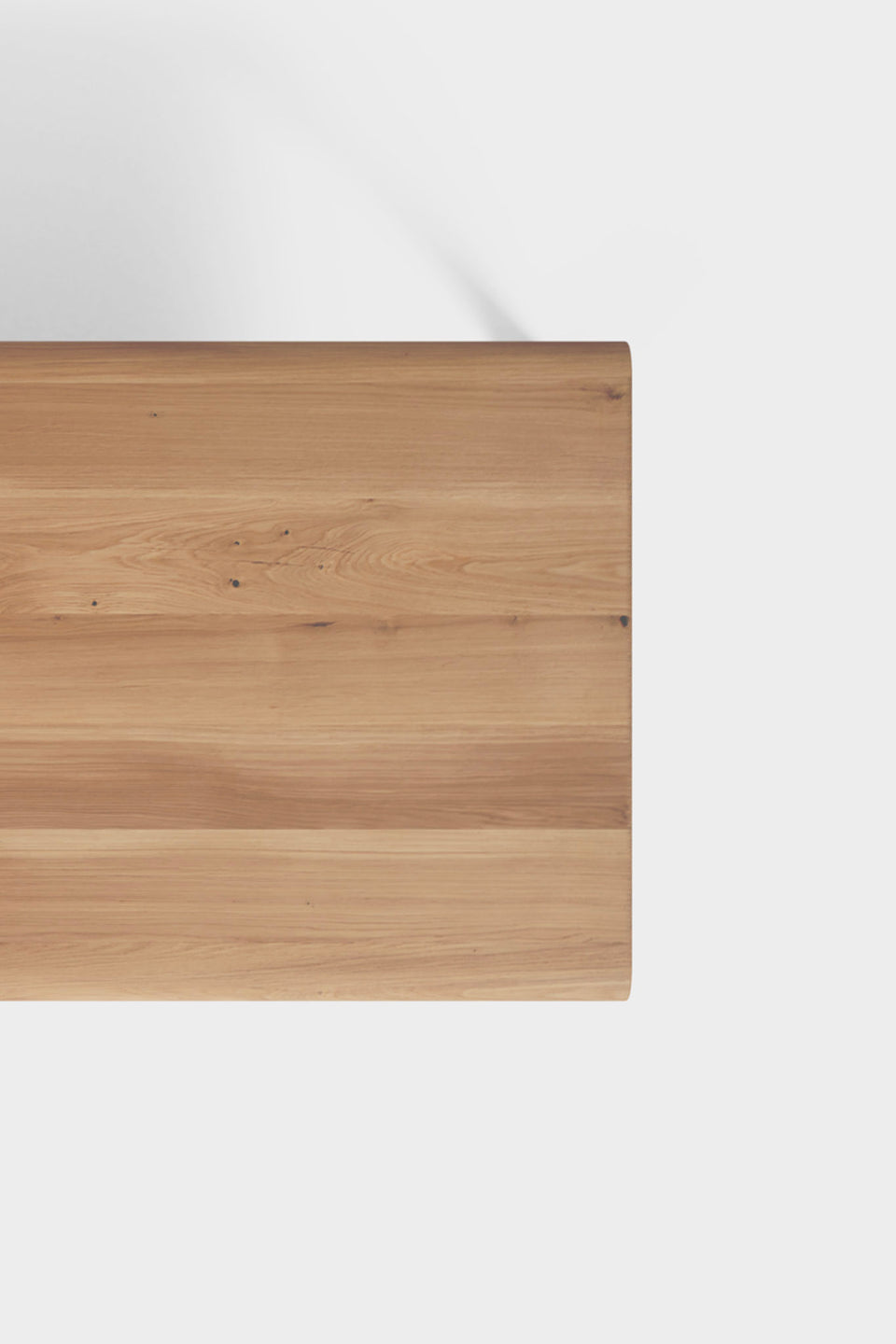 Verlengbladen die in de tafel zijn opgeborgen voor een naadloze werking.