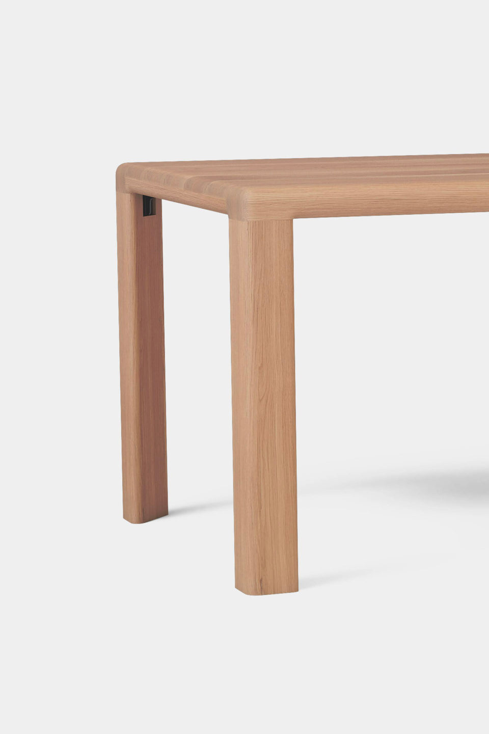 Afgeronde randen brengen zachtheid in de geometrische vorm.