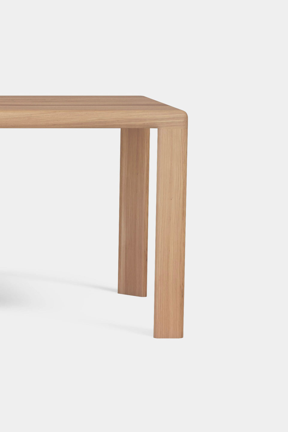 Invloeden uit Mid-Century en Scandinavisch design, vertaald in een minimalistisch silhouet.