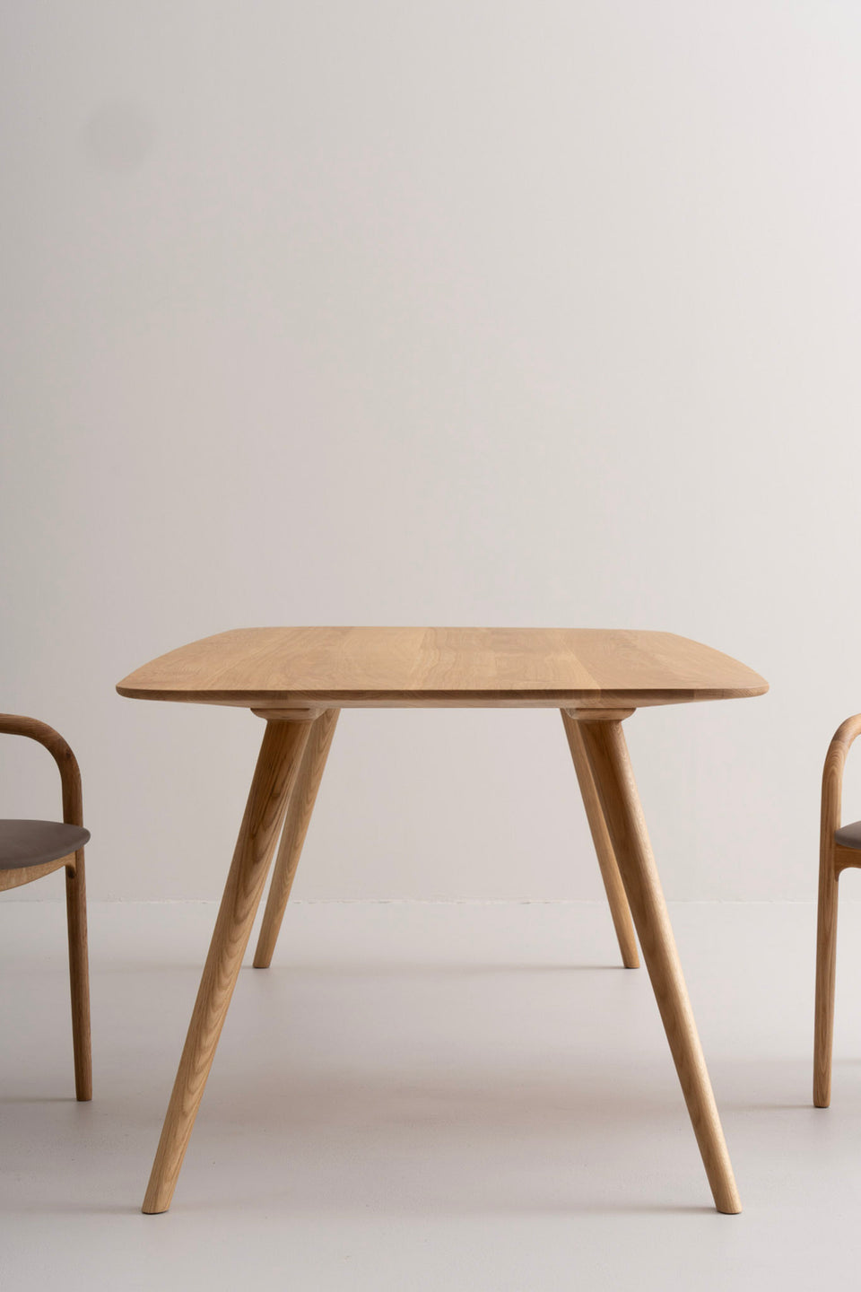 Een strakke silhouet, geïnspireerd door aerodynamische vormen en balans.